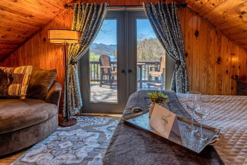 Waters Edge Lakefront Cabin - Spacious Cabin on Lake Nantahala