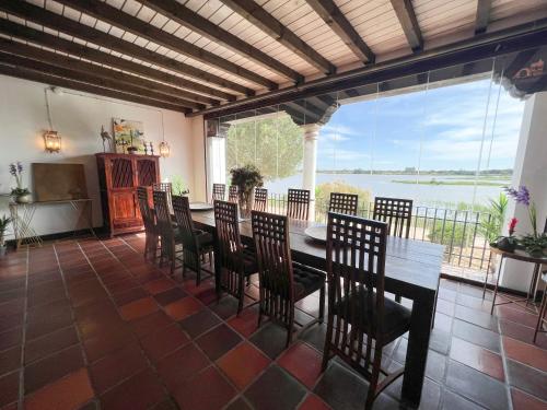 Çevredekiler, ON Acebuchal 23 in Almonte