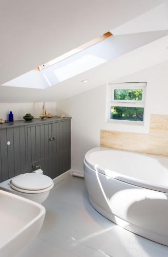 Hen Barn - Family Cottage Close To The Seaside - image 10