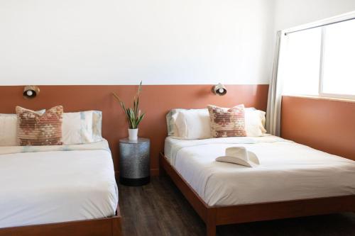 2 queen beds, 1 sofa bed, 1 futon bed