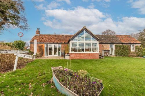 Easy Access to Cromer, Sheringham, The Norfolk Broads and the Seaside - Woodfalls Barn