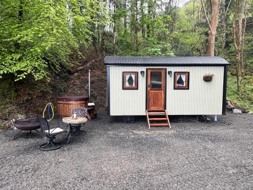 Romantic Shepherds Hut with Hot Tub in The Heart of Snowdonia 3