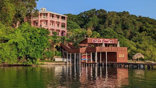 El Palacio Rosa on Blue Lagoon 3BR Beachfront Suite on pristine & quiet bay w incredible views