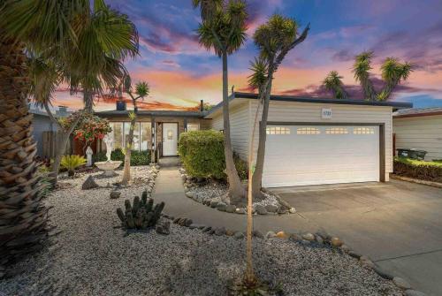 Mid Century Garden View Home Parking