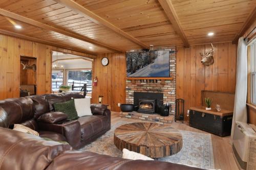 Brunos Cabin- Adorable Moonridge Cozy Log Cabin Chalet- Smart TVs- Laundry- Pets - Big Bear Lake