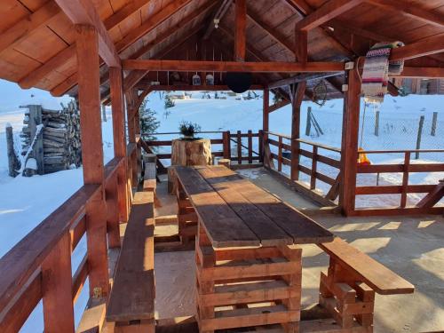 Seadmed, Cabana Trei Brazi Cacica in Comuna Pârteștii De Jos