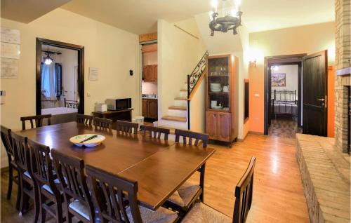 Amazing home in Rivotorto di Assisi with Outdoor swimming pool, WiFi and 6 Bedrooms