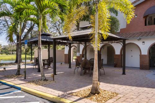 Úszómedence, Clarion Pointe Tampa-Brandon Near Fairgrounds and Casino in East Lake - Orient Park