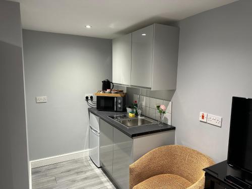 Luxury Detached Studio Apartment - Free Super Fast WiFi - Free Parking - 15 Mins from Luton Airport