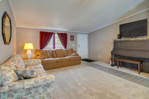 Tennessee Vacation Rental about 2 Mi to Windrock Park! in Oak Ridge, USA