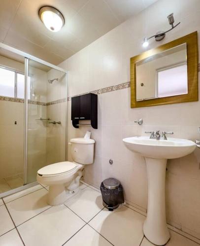 Great Comfort & Location Apt, Sleeps 5