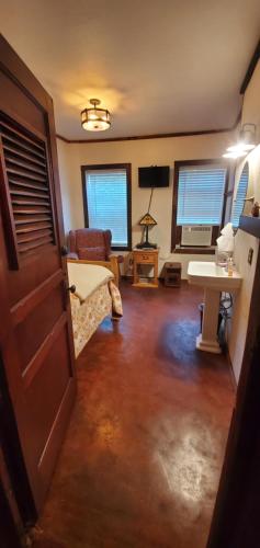Hootie Creek Guest House - image 4