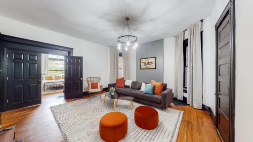 Stylish 1st Floor 2br Apartment 1King and 1Queen in Louisville, USA