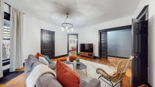 Stylish 1st Floor 2br Apartment 1King and 1Queen in Louisville, USA