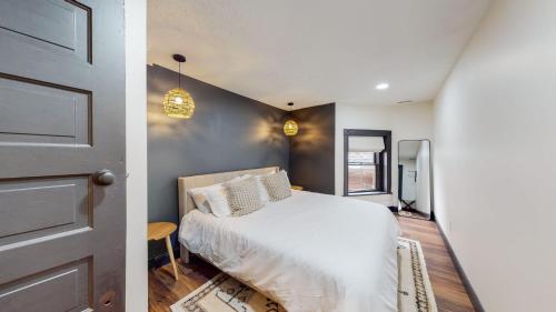 Stylish Top Floor 2 kings full bathroom with tub in Louisville, USA