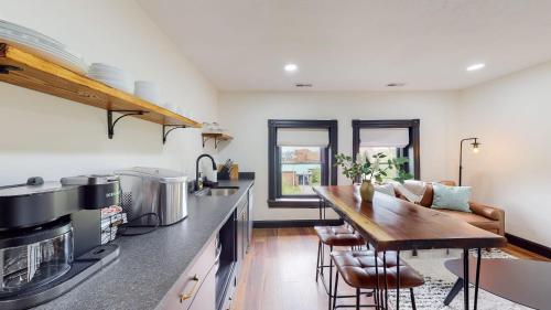 Stylish Top Floor 2 kings full bathroom with tub in Louisville, USA