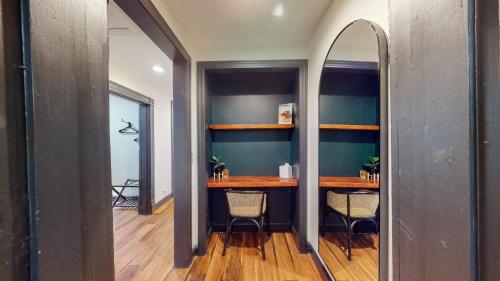Stylish Top Floor 2 kings full bathroom with tub in Louisville, USA