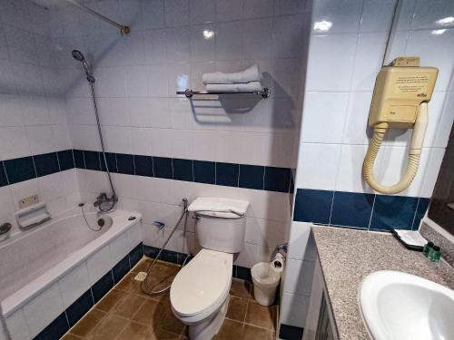 room detail thumbnail 2