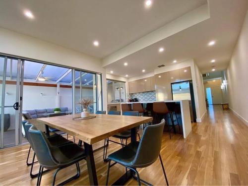 Konyha, Chetwynd charm in West Beach