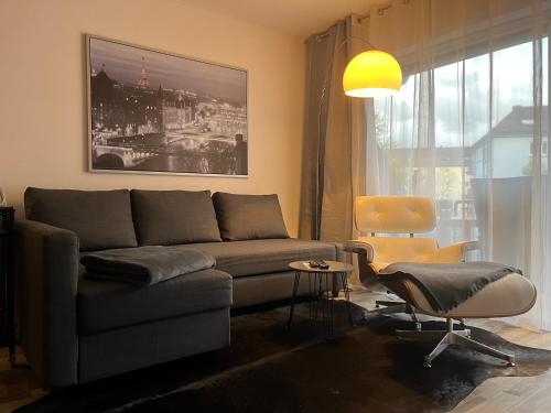 Living at Saarpartments -AdultsOnly- 2 Bedrooms, Kitchen - Business & Holiday Apartments for Long- and Short term Stay, 3 min to Train Station, Secure E-Bike Parking!, Saarbrücken (Foto 7)