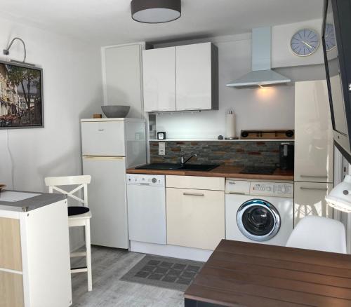 Living at Saarpartments - AdultsOnly - Business & Holiday Homes with Kitchen for Long- and Short Term stay, 3 min to St Johanner Markt and Points of Interest, Saarbrücken (foto 9)
