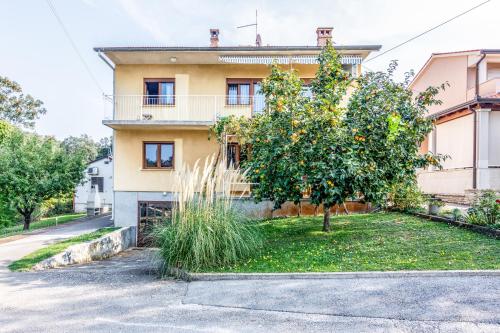  Apartments for families with children Banjole, Pula - 2258 in Pula