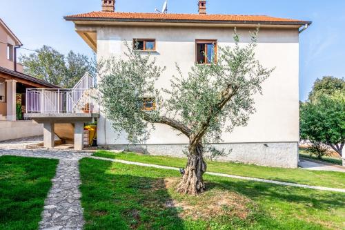  Apartments for families with children Banjole, Pula - 2258 in Pula