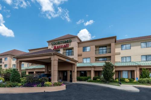 Photo - Courtyard Tupelo