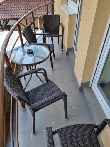 Two-Bedroom Apartment with Balcony and Lake View image 9