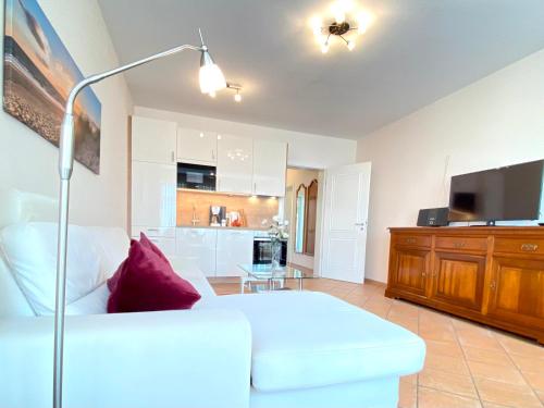 One-Bedroom Apartment image 10
