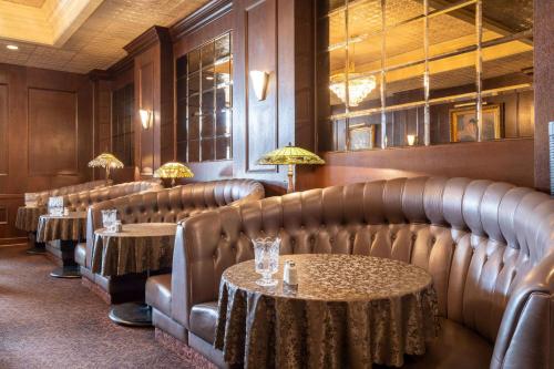 ผับ/เลาจน์, กิลมอร์ โฮเต็ล เทรดมาร์ค คอลเลคชั่น บาย วินด์แฮม (Gilmore Hotel, Trademark Collection by Wyndham) in เคตชิคาน (AK)