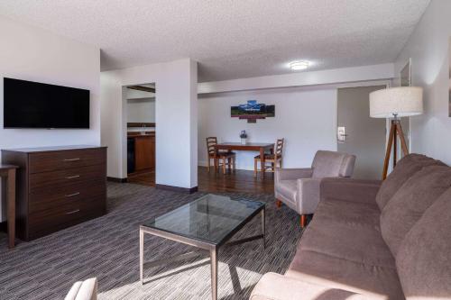 Ramada by Wyndham Juneau - image 2