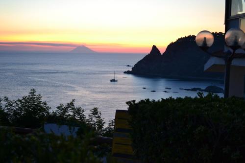 Deluxe Double Room with Balcony and Sea View