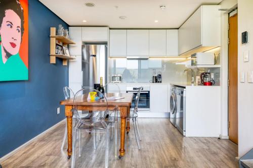 Always-Power Stylish De Waterkant Loft - Tap to explore photos