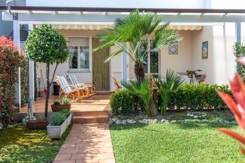 R28 Trilocale con giardino a due passi dal mare