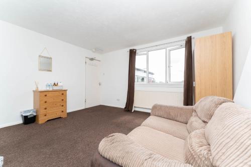 Move inn Estates - Multiple Rooms - Tap to explore photos
