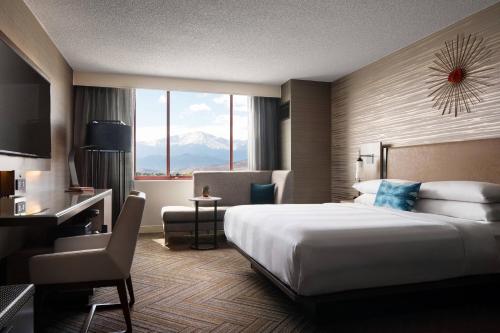 Guest room, 1 King, Mountain view