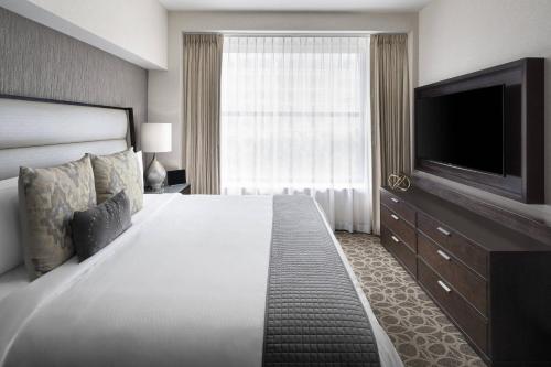 One-Bedroom Larger King Suite with Sofabed, City View