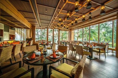 Restaurant, Renaissance Phuket Resort & Spa in Mai Khao