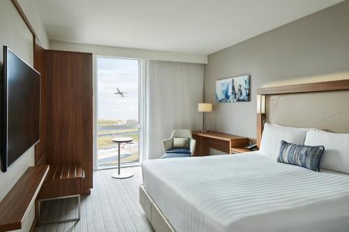 Guest room, 1 King, Runway view