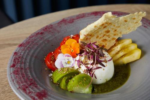 Courtyard By Marriott London City Airport - image 10