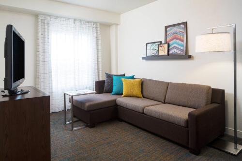 1 queen bed, 1 sofa bed