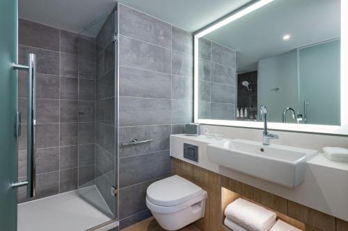 Banyo, Courtyard by Marriott Paris Charles de Gaulle Central Airport in Paris