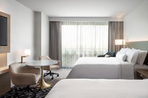 2 queen beds