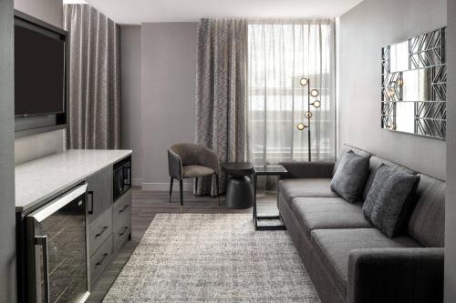 Suite, 1 King, Sofa bed, Corner room