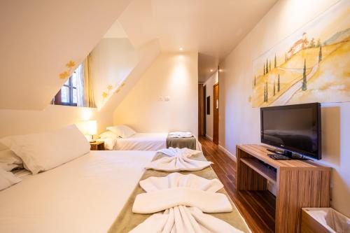 1 double bed, 1 twin bed