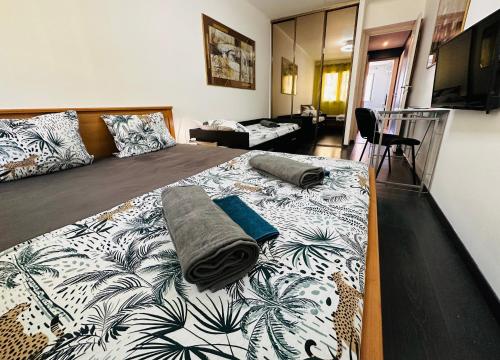 The NICE - 3 rooms, 3air cond, 3TV, 3fans, 2 wc, WIfi everywhere 5min aeroport, train, beach, 1min tram, 15 min centre, port, PARKING POSSIBLE, Nice