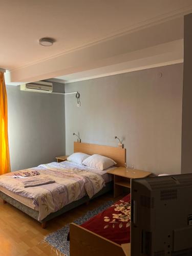 1 double bed, 1 twin bed