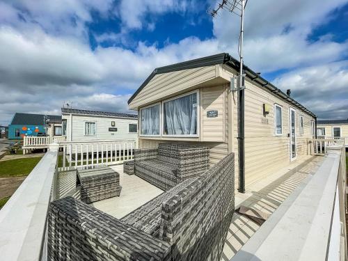 Modern Caravan With Wifi At Martello Beach Holiday Park In Essex Ref 29015sv