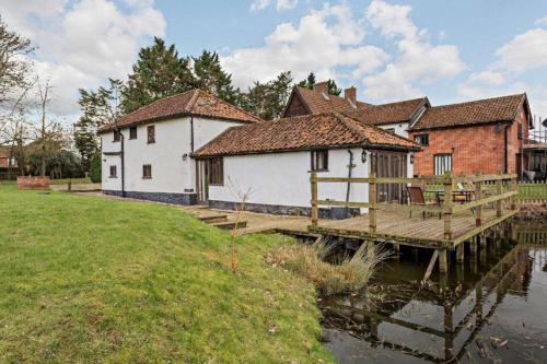 PondView Cottage with swimming pool, and garden